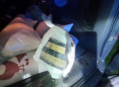 Automobilio slėptuvėse – šimtai pakelių nelegalių cigarečių