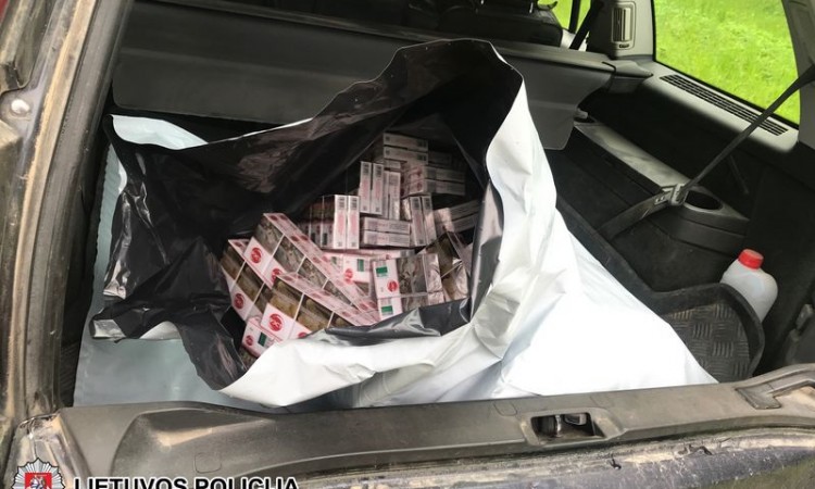 Automobilio bagažinėje pareigūnai aptiko 460 pakelių kontrabandinių cigarečių