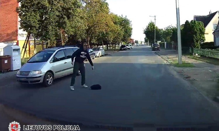Bandydamas pabėgti, įtariamasis kuprinę su įkalčiais sviedė tiesiai pareigūnui į rankas