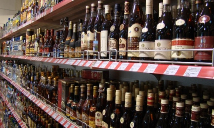 LLRI: daugėja šešėlio alkoholio ir cigarečių rinkose