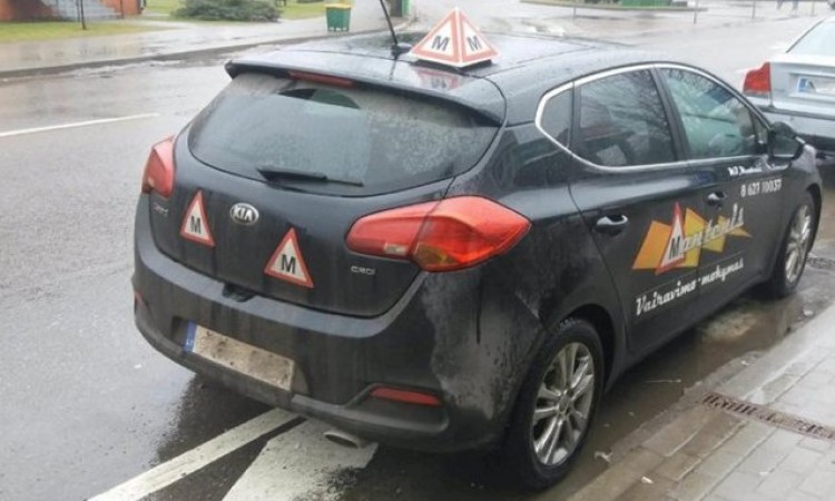 Mokomasis automobilis rodo netinkamą pavyzdį kitiems vairuotojams