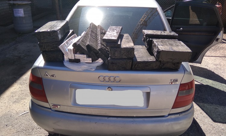 Moters automobilyje – 620 pakelių cigarečių