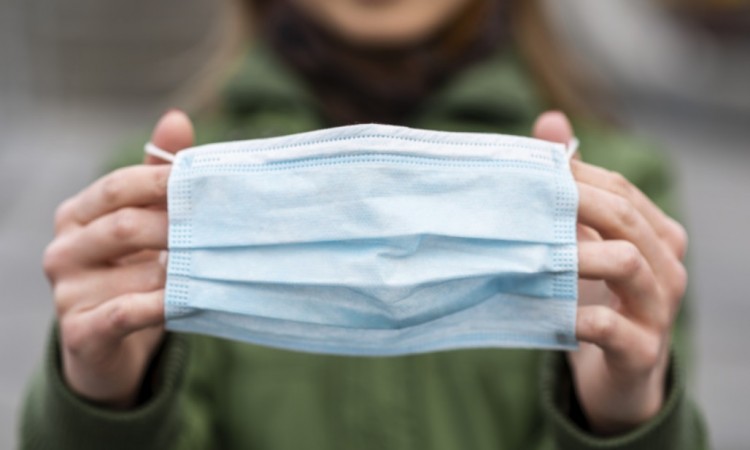 Nuo penktadienio viešose vietose dėvėti apsauginę kaukę – privaloma