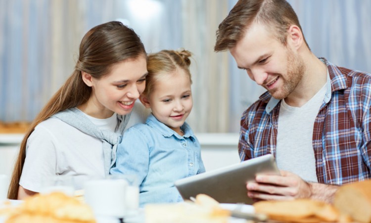 Parengtos rekomendacijos tėvams, kaip bendrauti su savo vaikais apie koronavirusą