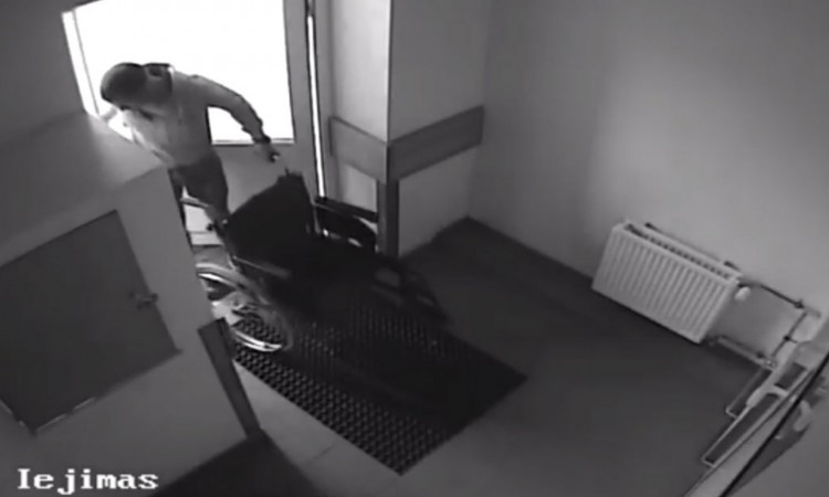 Pavogtas neįgaliojo vežimėlis, policijai reikia jūsų pagalbos