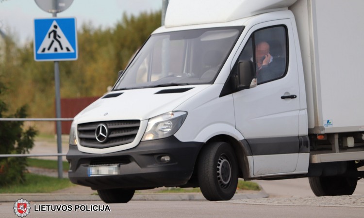 Policijos pareigūnai daugiau dėmesio skirs telefonu kalbantiems vairuotojams