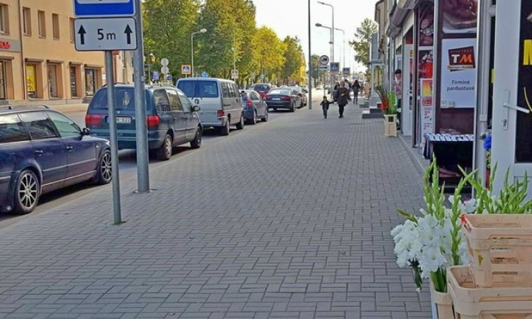 Prieš Vėlines prekiauti gėlėmis bus galima gerokai ankščiau
