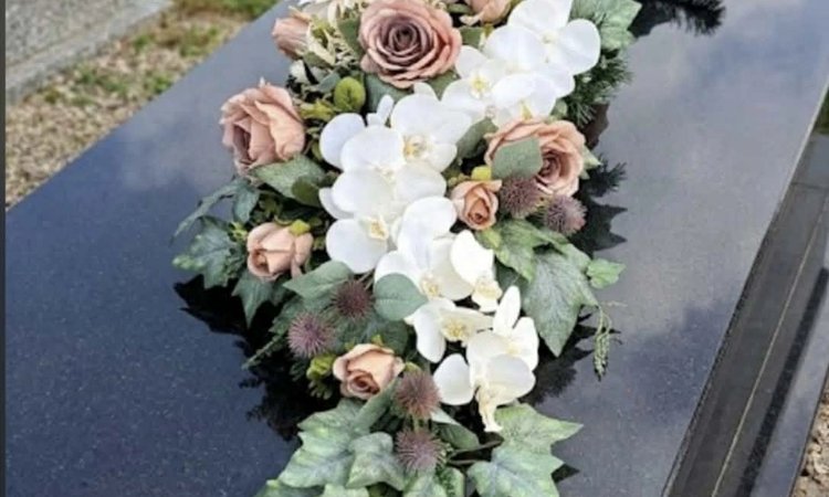 Artėjant Vėlinėms – tradicinės rudens gėlės, dekoratyvinės kompozicijos ir LED žvakės