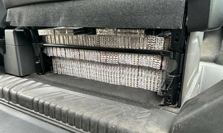 Automobilio slėptuvėse – šimtai pakelių nelegalių cigarečių