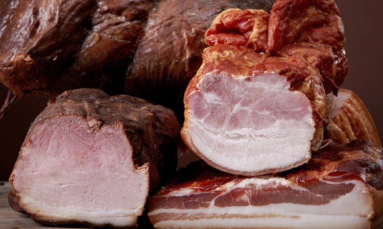Dešra arba kumpis su dūmo aromatu: kas slypi po užrašu etiketėje „kvapiosios rūkymo medžiagos“?