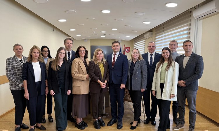 Tauragėje lankėsi Aplinkos ministrė Ieva Andriulaitytė: dėmesys būsto prieinamumui, oro kokybei ir miesto plėtrai