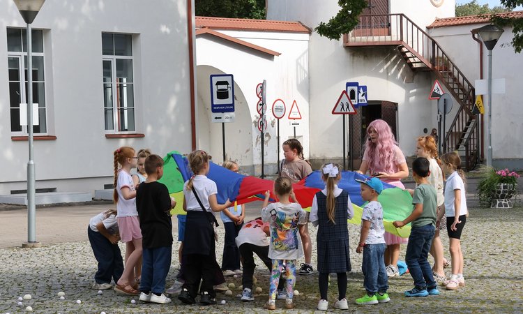 Tauragės pilies kiemelyje – baigiamasis „Vasara su knyga“ renginys: Tauragė tapo skaitymo iššūkio lydere