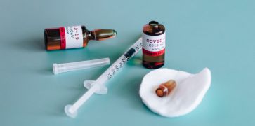Antra „Vaxzevria“ vakcinos dozė gali būti skiriama anksčiau nei po 12 savaičių