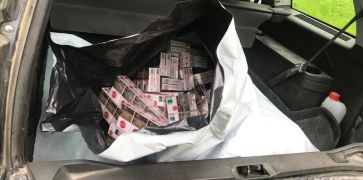 Automobilio bagažinėje pareigūnai aptiko 460 pakelių kontrabandinių cigarečių