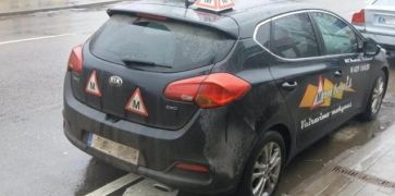Mokomasis automobilis rodo netinkamą pavyzdį kitiems vairuotojams