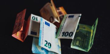 Stabdomi kai kurie antstolių veiksmai, skolų išieškojimas iš algų  valstybės naudai 