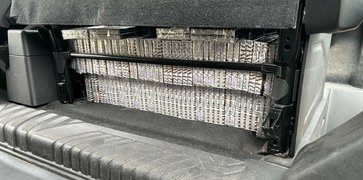 Automobilio slėptuvėse – šimtai pakelių nelegalių cigarečių