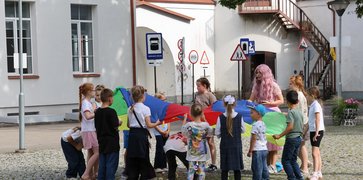 Tauragės pilies kiemelyje – baigiamasis „Vasara su knyga“ renginys: Tauragė tapo skaitymo iššūkio l...