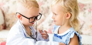 Vaikus prižiūrintys tėvai nedarbingumo pažymėjimus galės gauti atbuline tvarka
